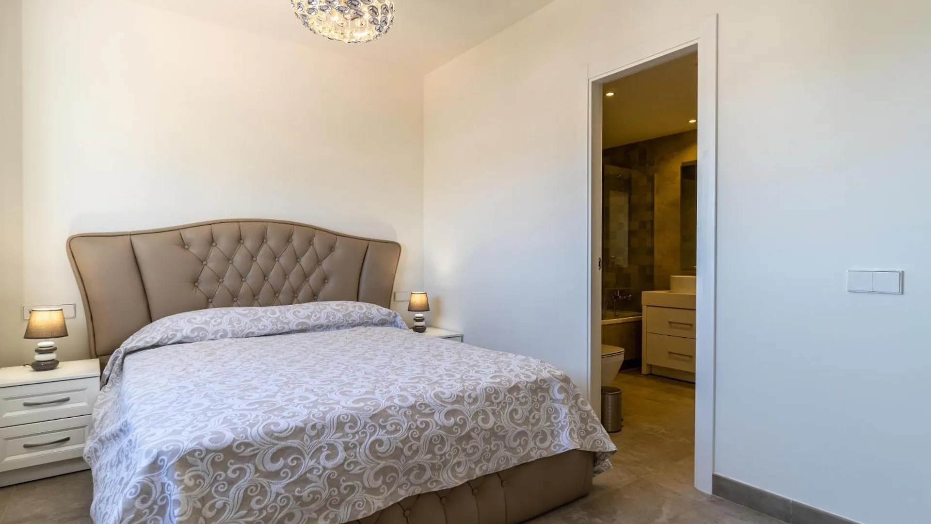 Modern Apartment In Estepona Ref M39